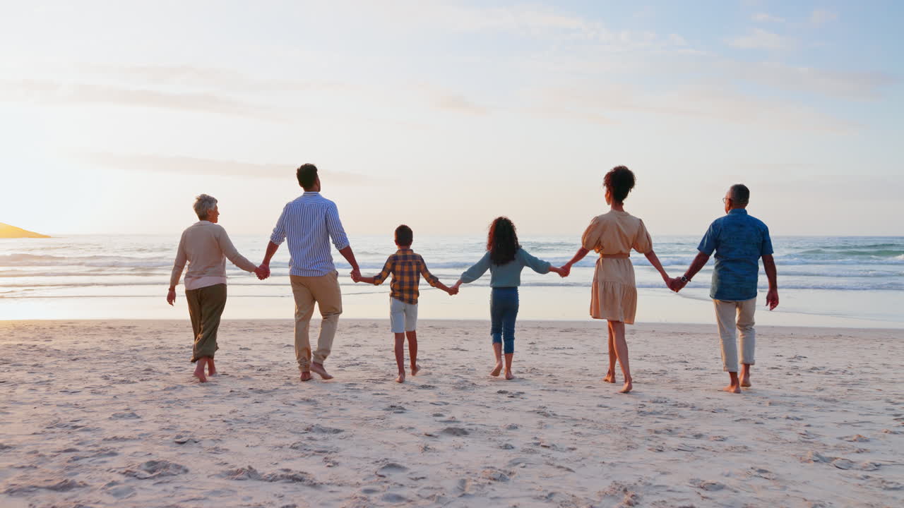 다시, 손을 잡고 그리고 일몰과 함께 가족