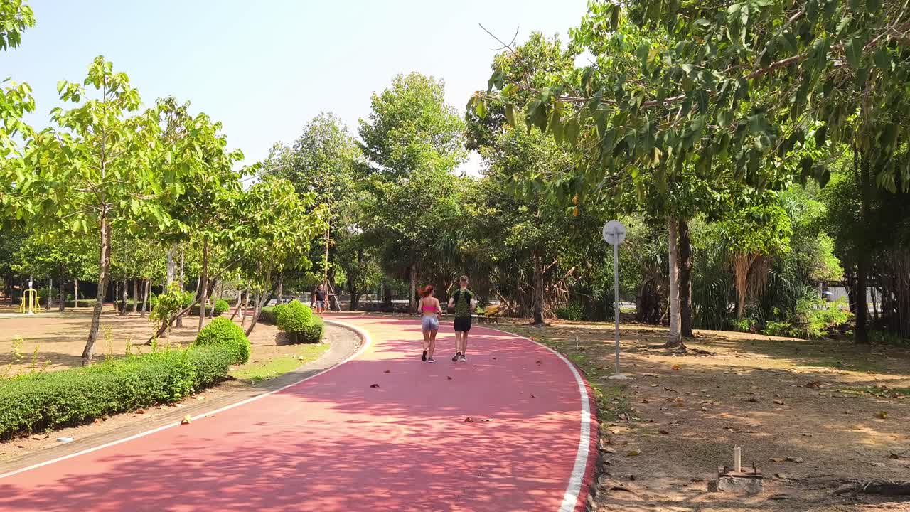 pareja corriendo en el parque