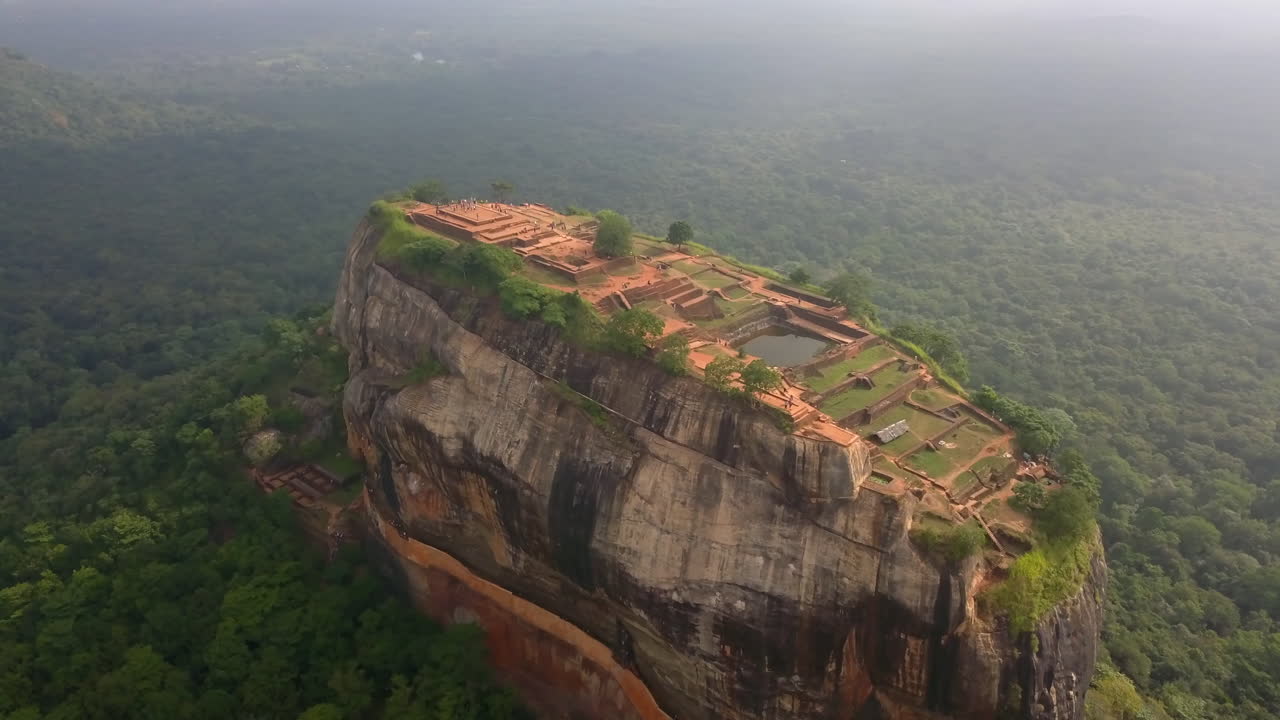 Panoramica aerea rotante della Rocca di Sigiriya, Sri Lanka, all'alba