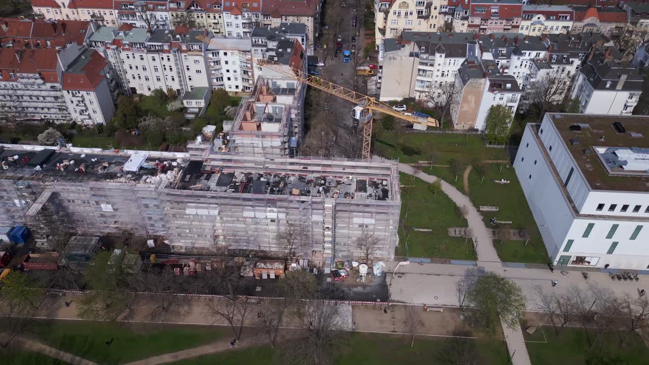 노란색 타워 크레인 극적인 공중  ⁇ 보기 비행 베를린 도시 크레인으로 집을 건설하는 작업