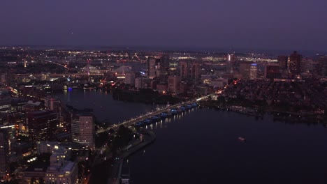 Vista-Aérea-Nocturna-De-La-Ciudad-De-Boston-Horizonte-Del-Distrito-Financiero-Con-Drones-Del-Río-Charles-Filmados-En-4k,-Massachusetts,-Estados-Unidos