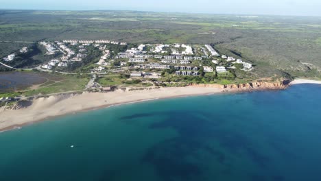 Hermoso-Martinhal-Cerca-De-Sagres-En-Portugal,-Droneshot-Con-Buen-Clima-Soleado