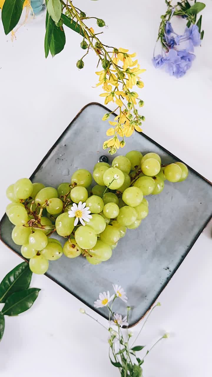 uvas frescas y arreglos de flores