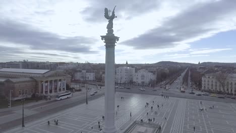 Hermosa-Antena-De-La-Plaza-De-Los-Héroes-En-Budapest-Hungría-2