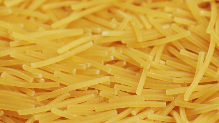 Pasta spagnola essiccata. Vista ravvicinata della Fideuà fatta in casa, un popolare piatto di mare spagnolo originario di Valencia.
