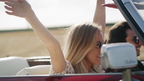 Cerca-De-Jóvenes-Felices-En-Un-Cabriolet