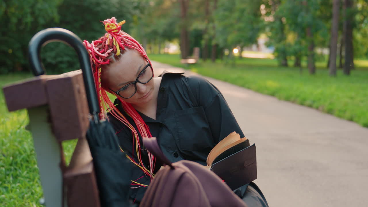 Día de relajación con una lectura tranquila, escena apacible donde un tutor disfruta de una cómoda sesión de lectura al aire libre, ambiente tranquilo por la tarde donde una persona se toma un descanso reparador a lo largo de un sendero natural.