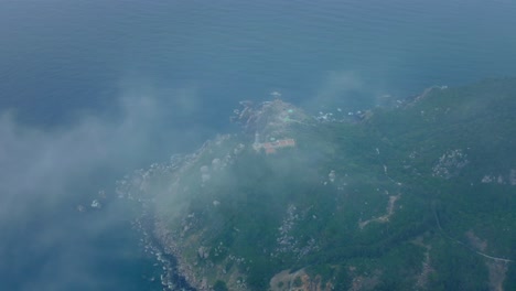 Vista-De-Drones-Del-Faro-Dai-Lanh-En-El-Cabo-Dien---El-Más-Oriental-De-Vietnam---En-Un-Día-Nublado