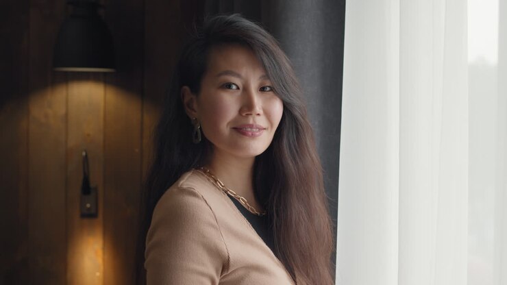 donna accanto alla finestra