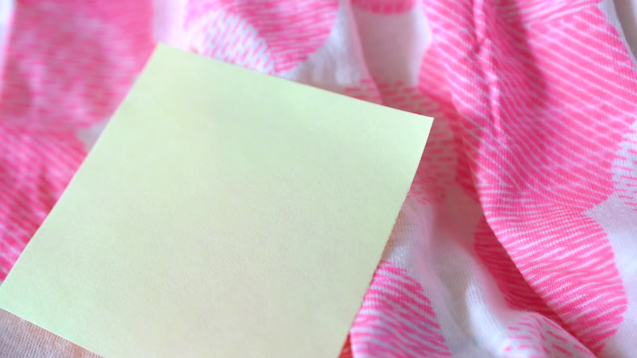 메시지 메모와 아름다운 화환, 현대적인 패브릭 배경, 창의적으로 장식된 커뮤니케이션 템플릿 장면