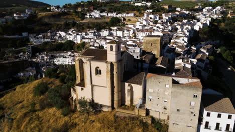 Kirche-Unserer-Lieben-Frau-Von-Der-Menschwerdung-In-Der-Stadt-Setenil-De-Las-Bodegas-In-Andalusien,-Spanien