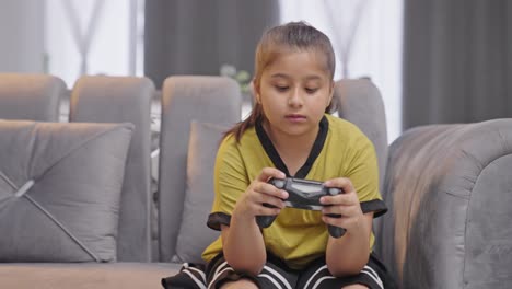 Niña-India-Jugando-Videojuegos-Usando-El-Controlador