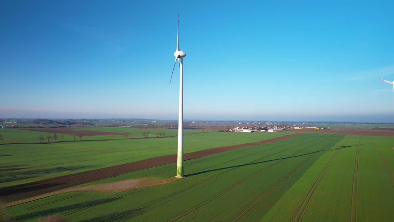 그린 필드 위에 높은 타워에 있는 풍력 터빈의 그룹 - 공중 돌리 오른쪽