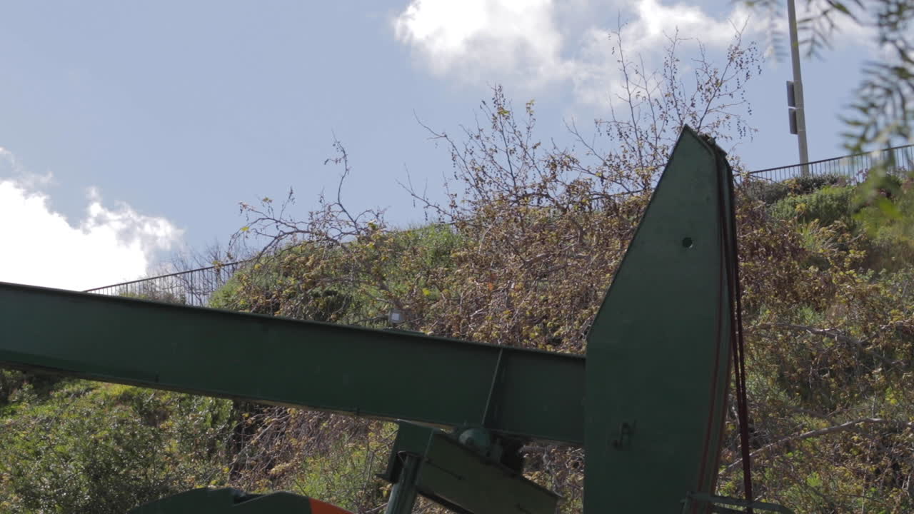 슬로우 모션 미디엄 샷의 오일 펌프