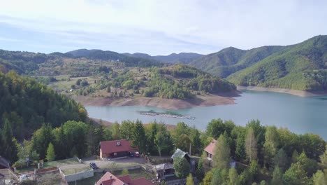 Beautiful-establishing-4k-shot-of-mountains-and-village-on-the-lake