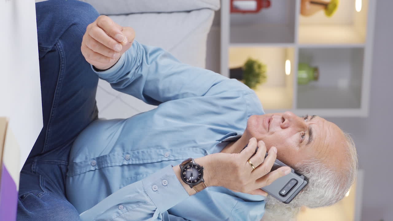 ⁇ 은이가 아내와 전화로 논쟁하는 수직 비디오.