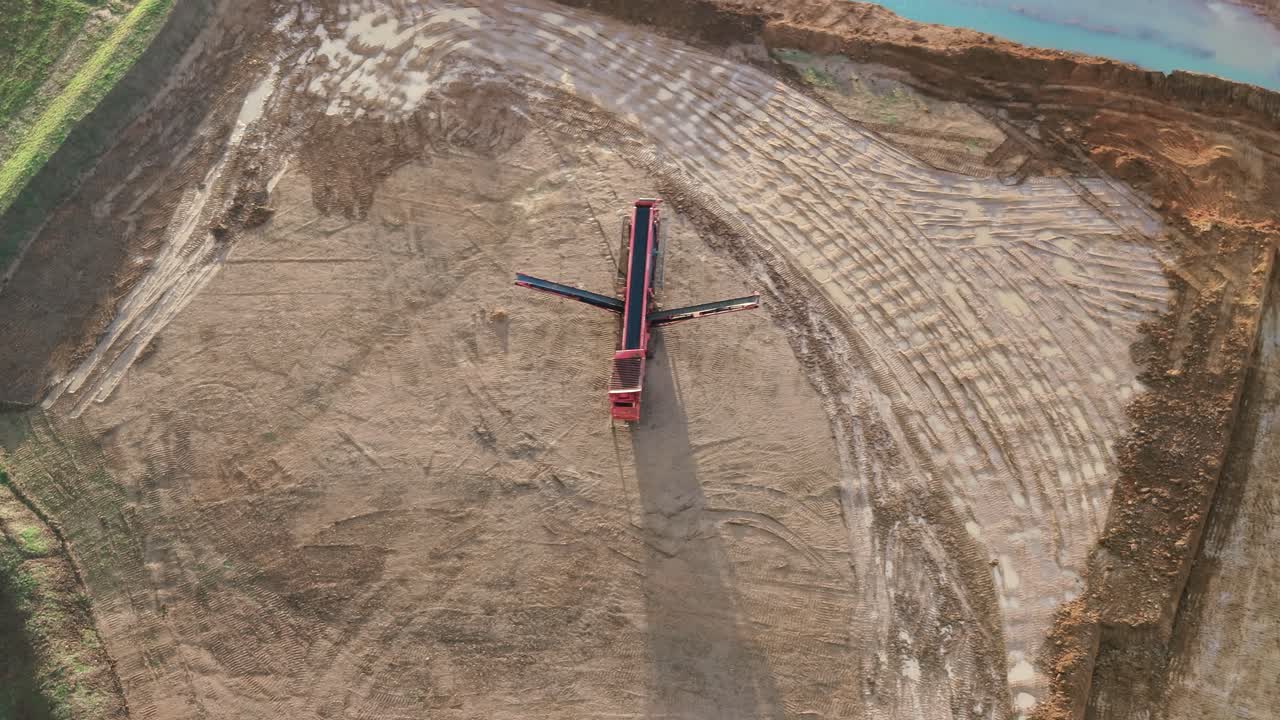 Macchina vagliatrice industriale in un cantiere edile - Ripresa aerea