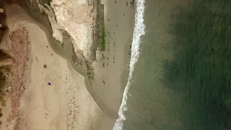 disparo de drone de arriba hacia abajo en la playa