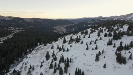 Flug-über-Die-Kammlinie-Des-North-Star-Mountain-Mit-Highway-9-Und-Mt