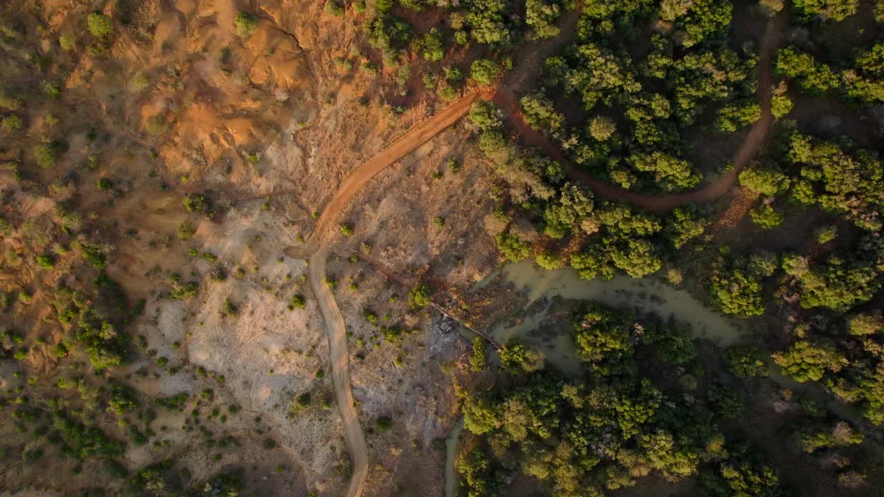 imágenes aéreas de un paisaje deforestado junto a uno boscoso con un río lleno de vida y biodiversidad
