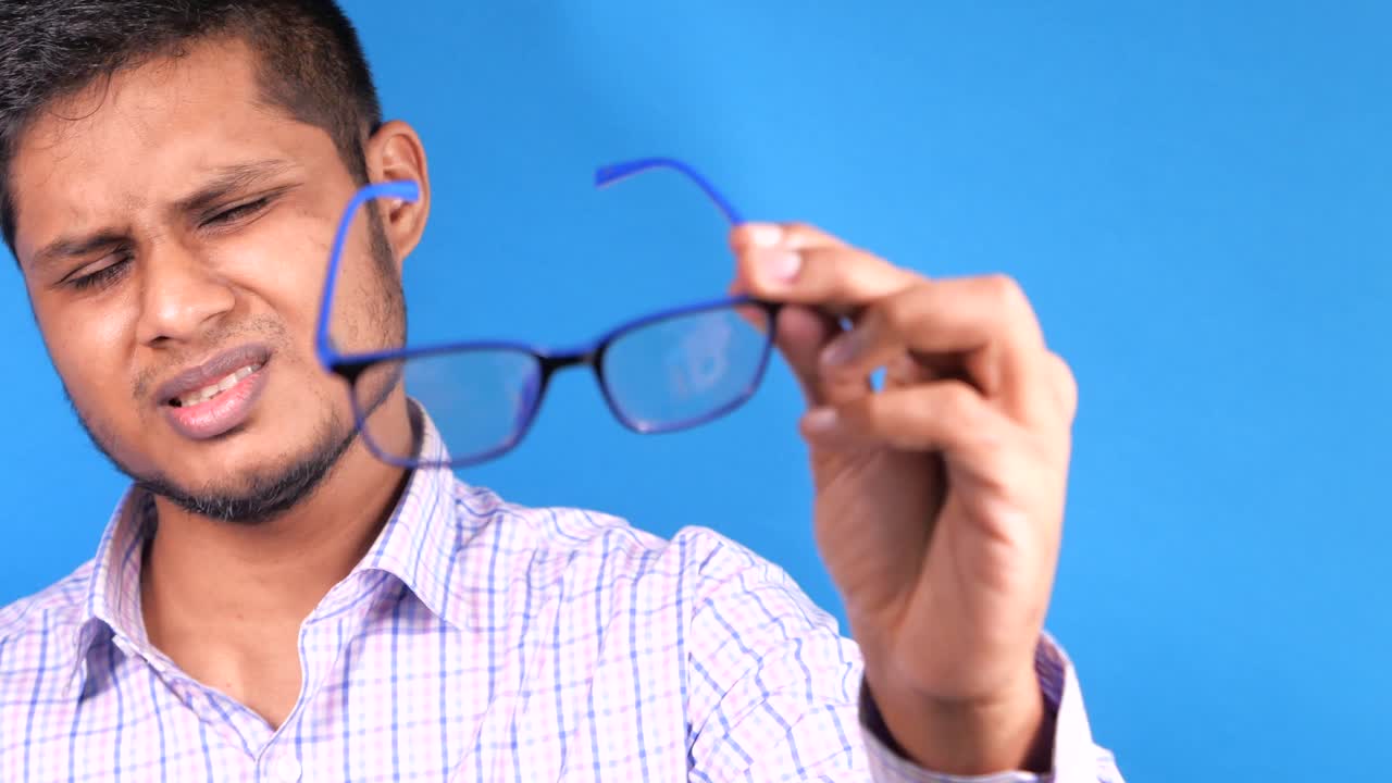 hombre examinando sus gafas