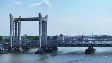 Filmischer-Drohnenclip-Einer-Vertikalen-Hubbrücke