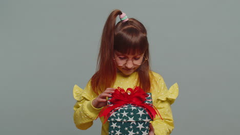 Niña-Feliz-Recibe-Y-Abre-Una-Caja-De-Regalo-Y-Un-Regalo-Sorpresa-De-Cumpleaños-Inesperado-Y-Sonriente