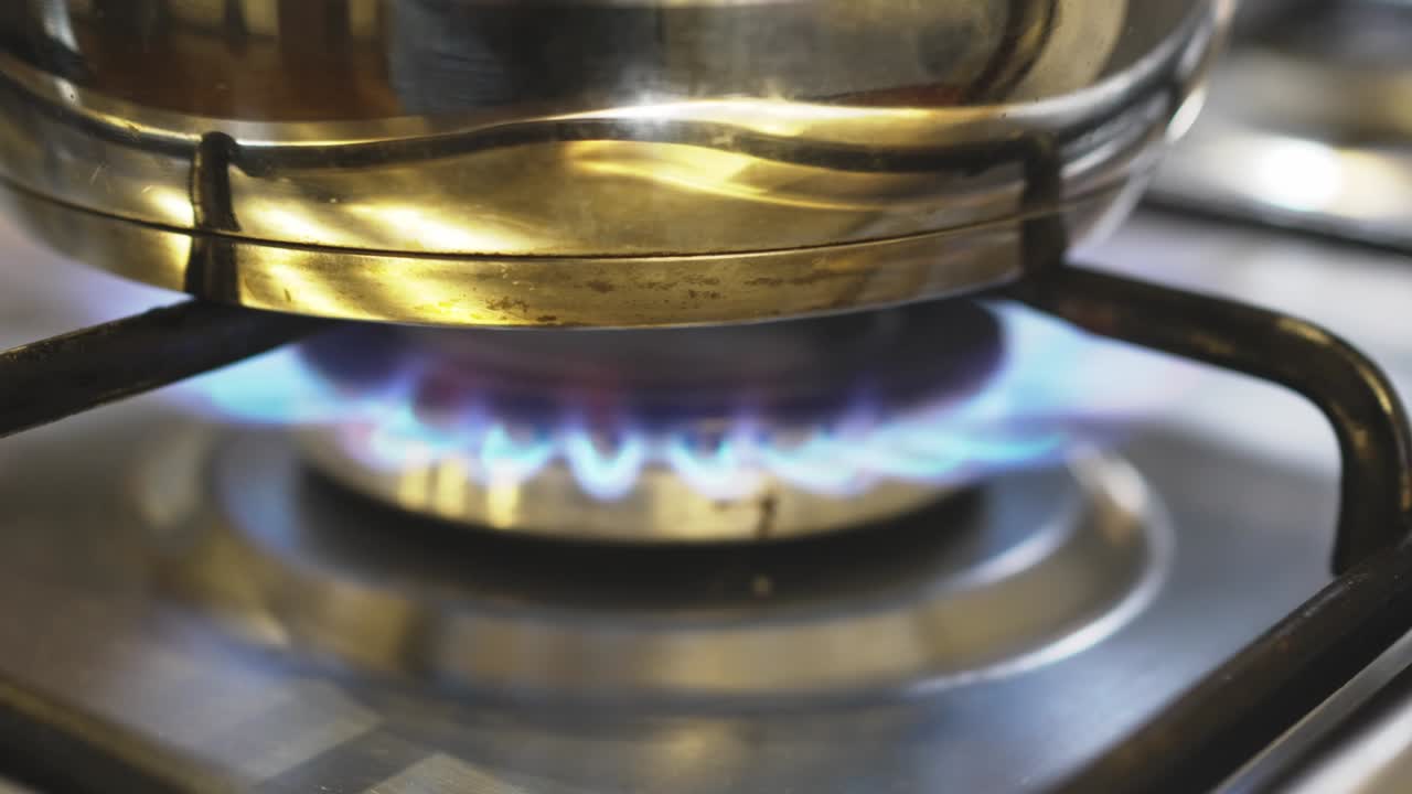 가스 스토브의 불꽃에 비는 비, 에너지 위기