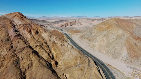 alta vista aérea de la autopista 58 de california en un paisaje accidentado del desierto de mojave
