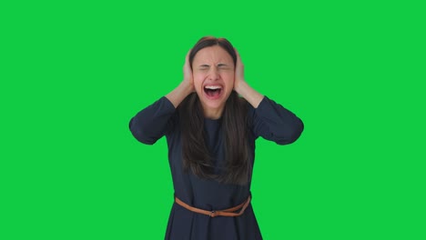 chica india frustrada gritando en su propia pantalla verde