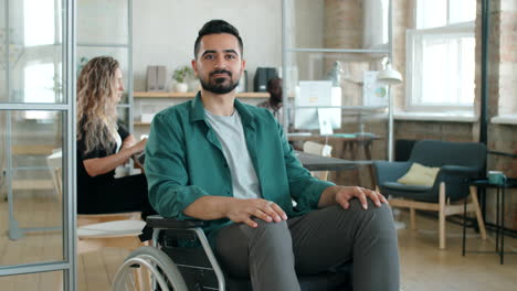 retrato de un hombre de negocios de oriente medio en silla de ruedas en la oficina