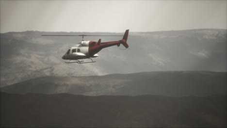 helicóptero volando en cámara lenta extrema cerca de las montañas con niebla