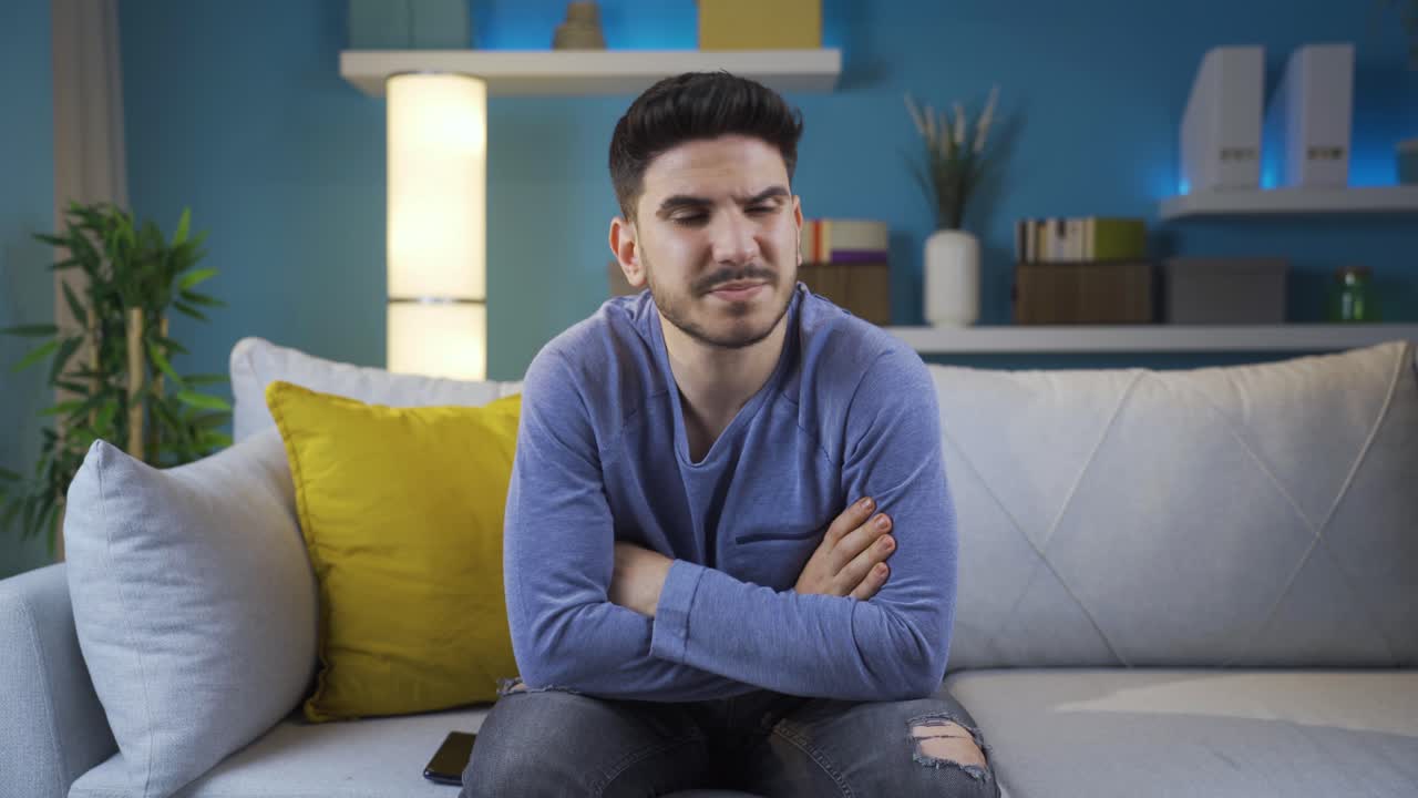 el joven frustrado es reflexivo y encuentra faltas.