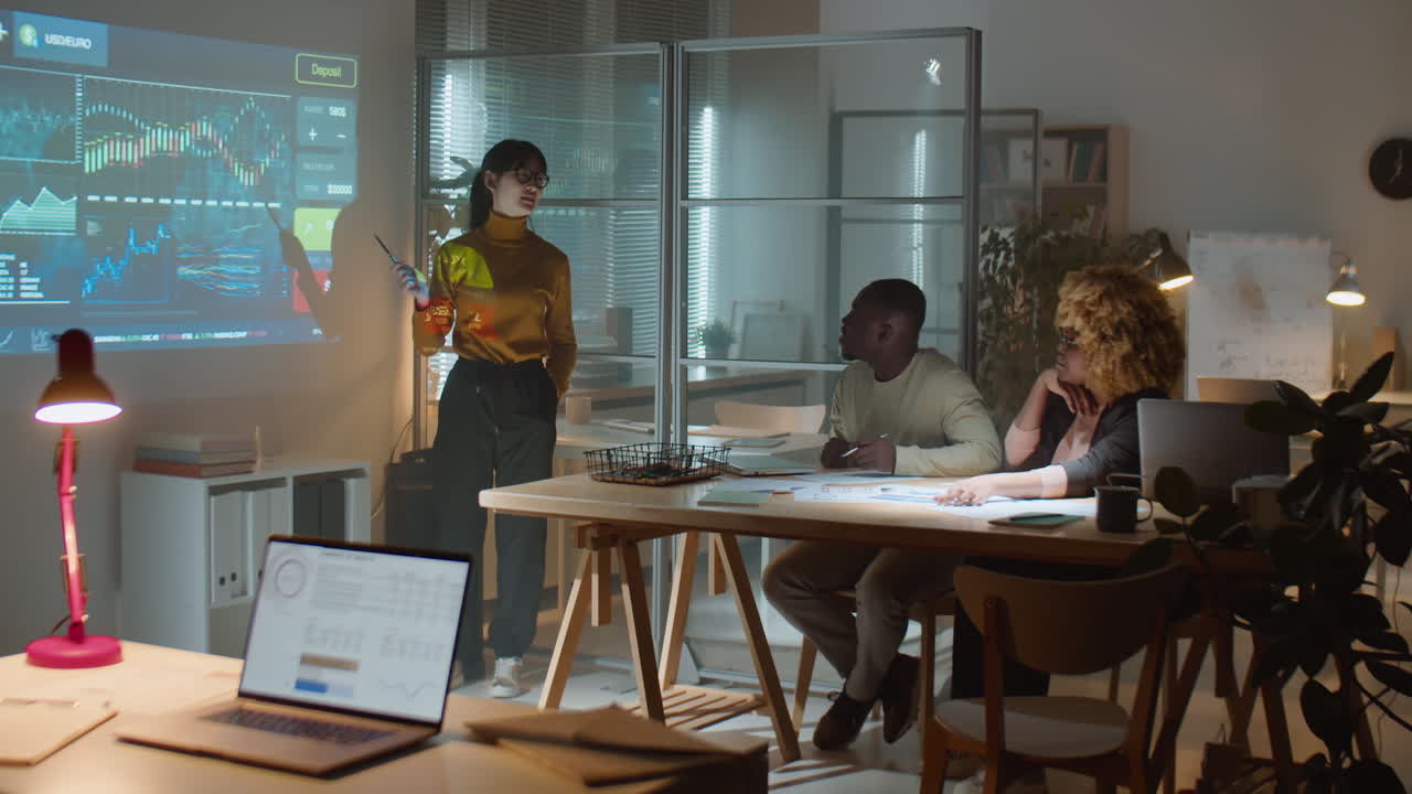 equipo de negocios con reunión de oficina tarde en la noche