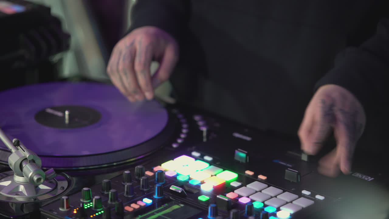 dj actuando en un evento musical