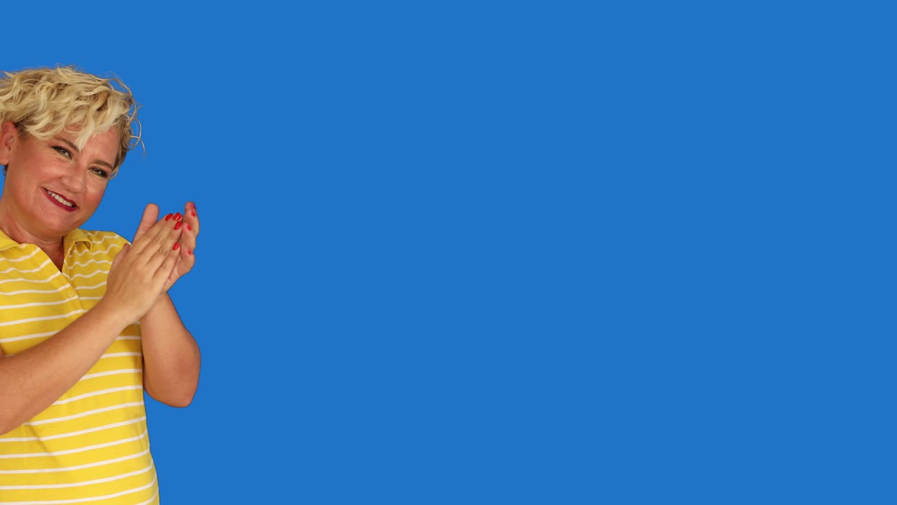 mujer señalando y aplaudiendo en el fondo de la pantalla azul clave de croma