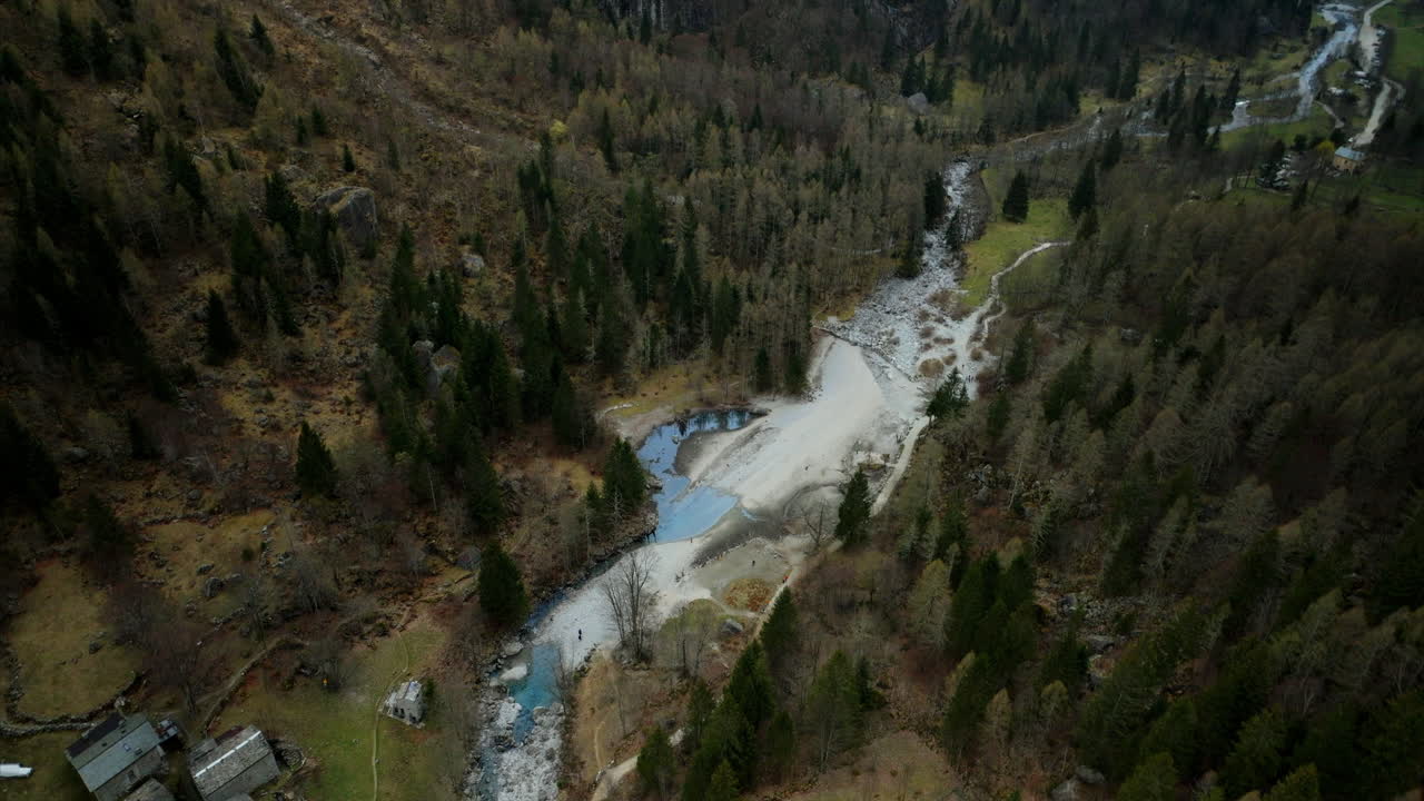 vista aérea del paisaje en el bosque del valle de val di mello