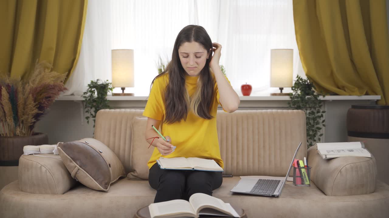 걱정하는 여자 학생.