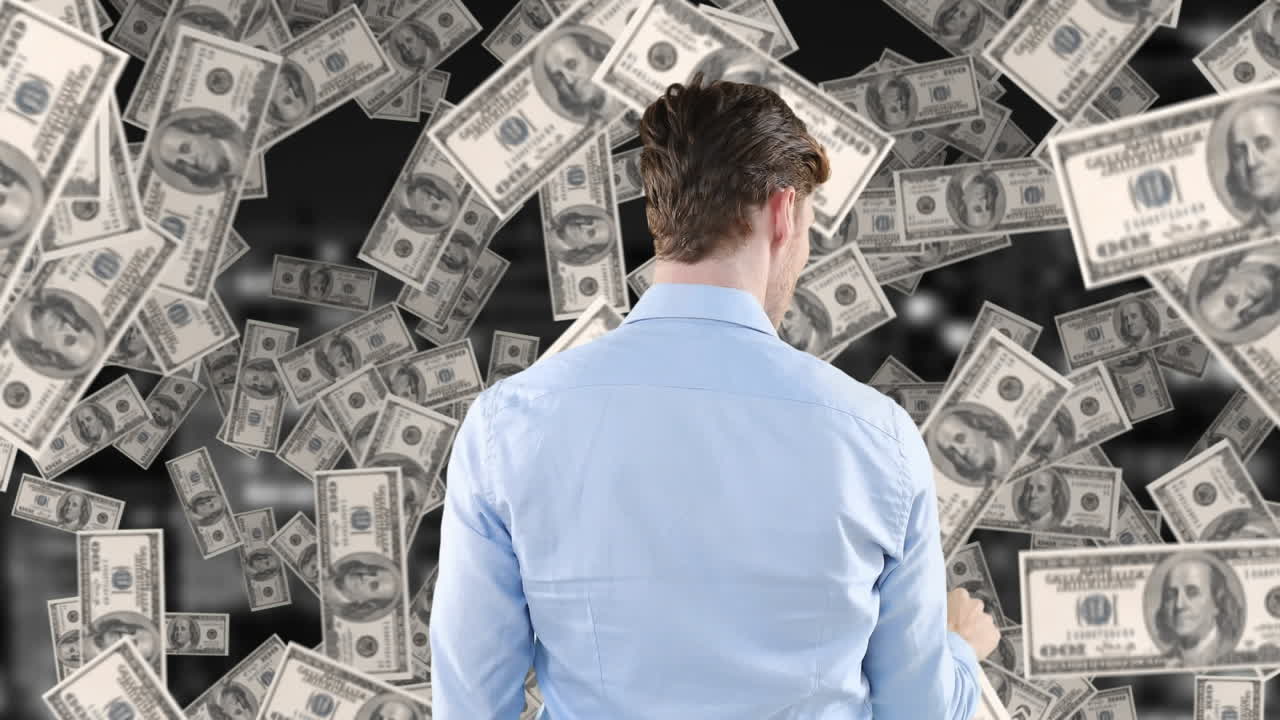 animación de billetes de dólares estadounidenses flotando sobre el hombre de negocios caucásico usando una pantalla interactiva