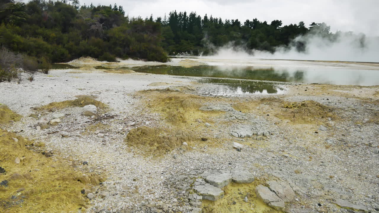 tiro panorámico vapor ascendente del lago hidrotermal en wai-o-tapu, nueva zelanda