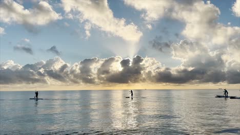 Video-Cinematográfico-De-Iphone-13-De-Paddleboarders-En-El-Océano-Atlántico-A-Lo-Largo-De-La-Playa-De-Hollywood,-Florida-Durante-El-Amanecer-De-La-Mañana