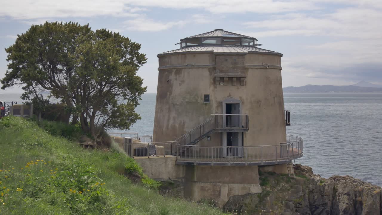 하우스 마르텔로 타워의 측면 뷰를 설정하고 있습니다. 사튼 아일랜드, 휴대용 정적