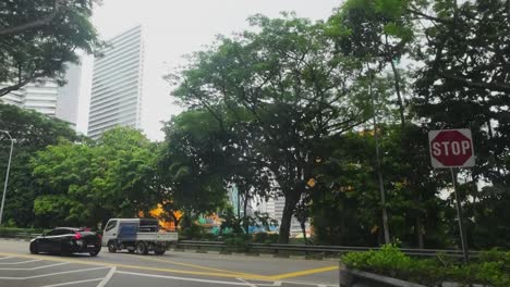 Schöne-Grüne-Stadtstraßenansicht-In-Singapur-Auto-Pov-Dash-Cam