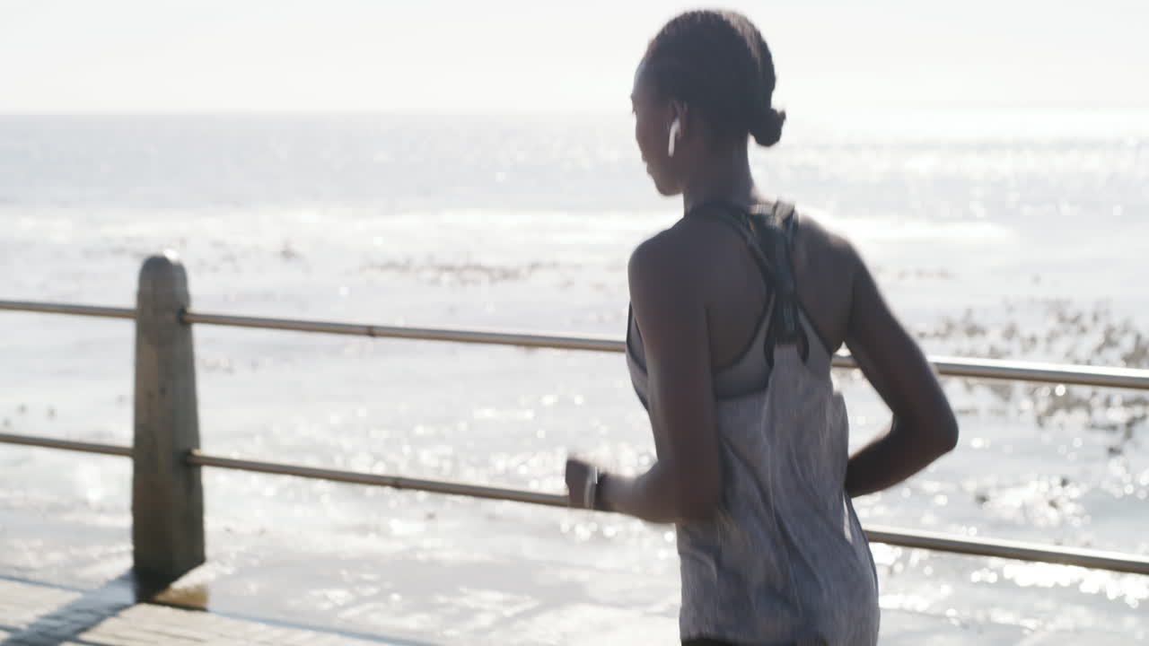 mujer corriendo por la costa