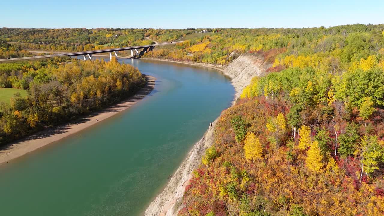 데본 앨버타의 아름다운 강 계곡 가을 색상 다리와 함께 공중 사진