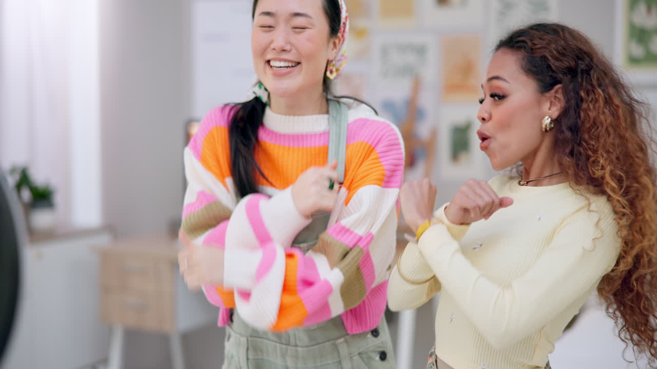 여성 들 이 전화 를 가지고 함께 춤 을 녹음 하고 있다