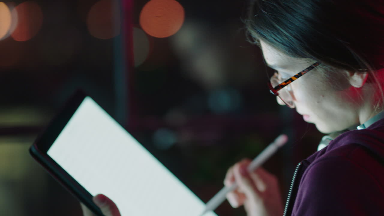 primer plano joven mujer de negocios caucásica que trabaja hasta tarde usando tableta digital, computadora, lluvia de ideas creativas, planificación de proyectos de inicio, fecha límite en la pantalla táctil de un dispositivo móvil en la oficina por la noche