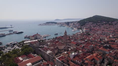 Impresionante-Vista-Aérea-De-Split,-Croacia-Con-Arquitectura-Histórica-Y-Puerto.