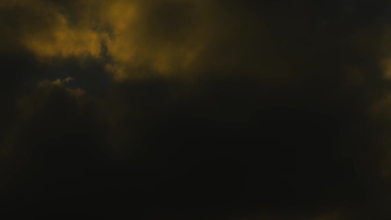 Filmato suggestivo e atmosferico di nuvole di pioggia scure. Alto contrasto tra le sagome scure e la luce arancione. Ottimo per presagi o progetti legati al meteo