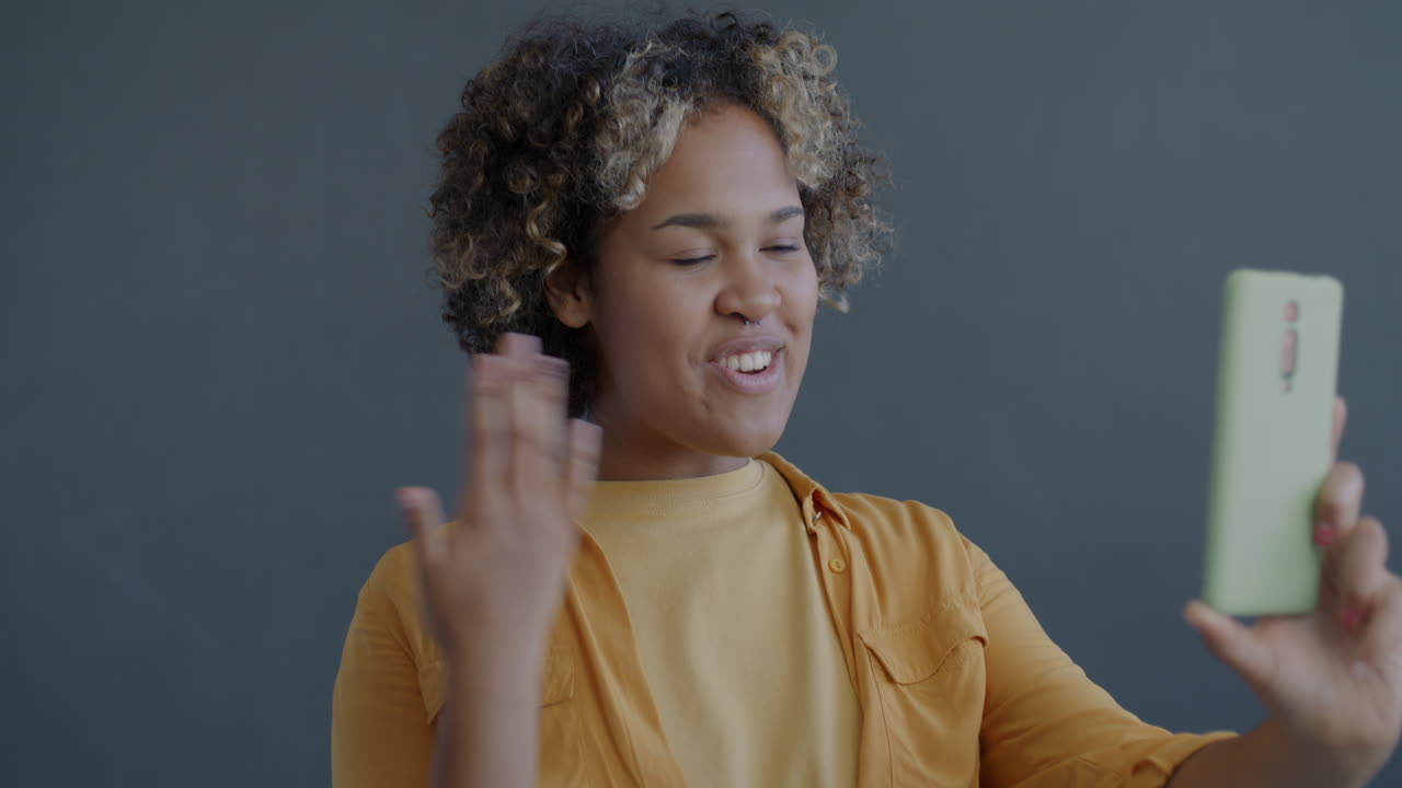 mujer haciendo una llamada de video